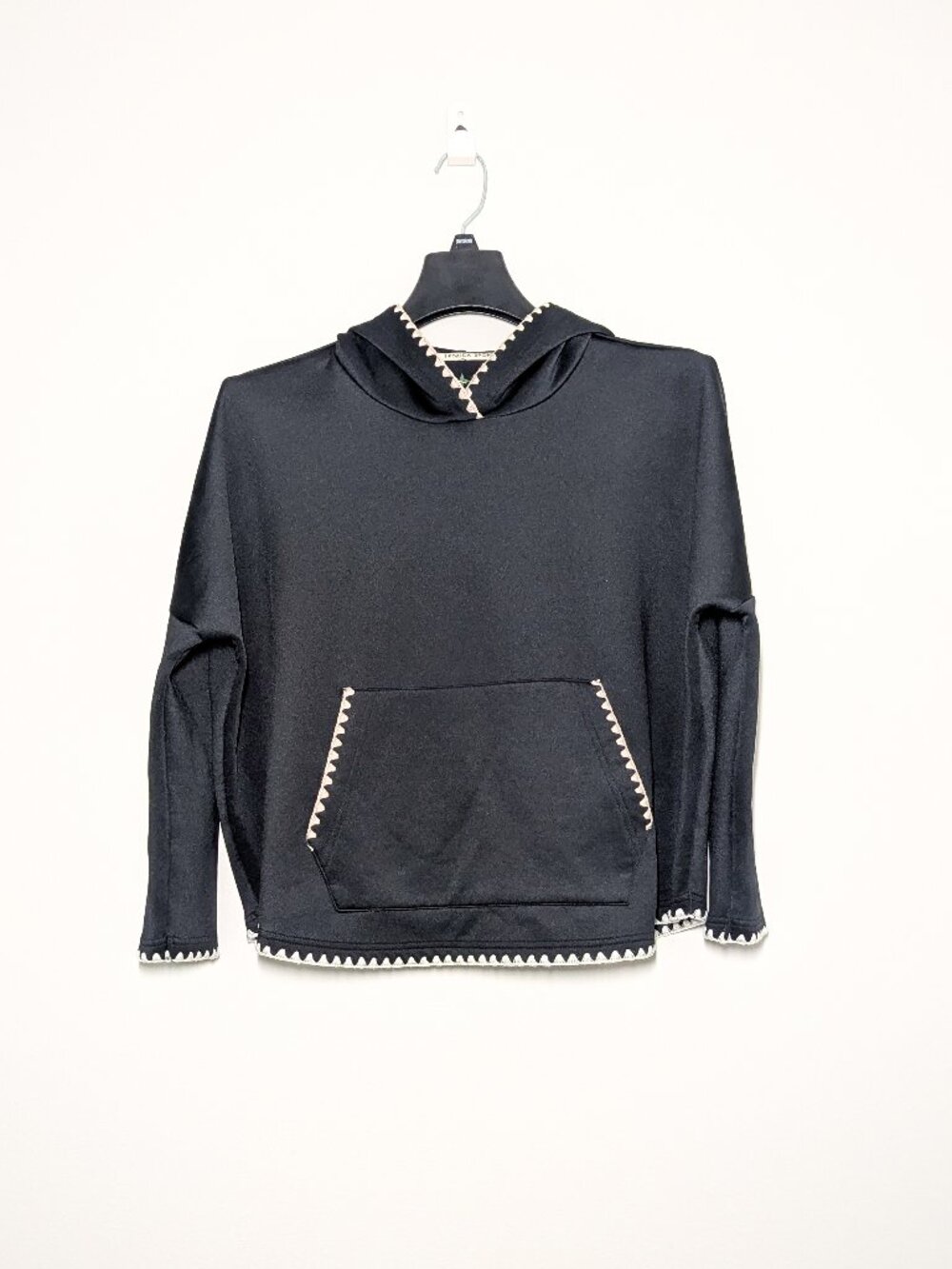 Tuckernuck TNuck Sport Black Scallop Trim Hooded Sweatshirt Pullover ML NWOT
